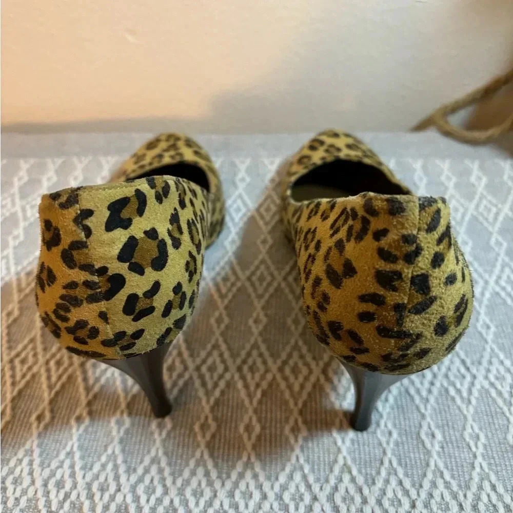 Liz Claiborne Leopard Pump Size 8. Non slip bottom. 3” Heel. - Picture 5 of 9